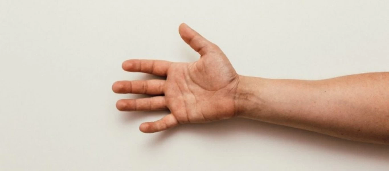 Πιάνει τα δύο της δάχτυλα και τα κρατάει για 3 λεπτά - Δεν φαντάζεστε το αποτέλεσμα (βίντεο)